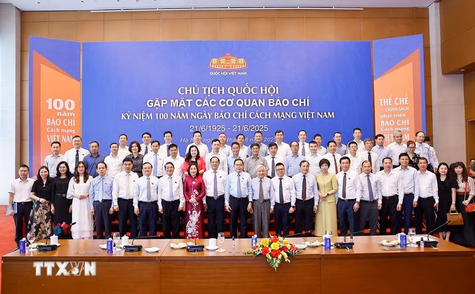 Chủ tịch Quốc hội Trần Thanh Mẫn với lãnh đạo các cơ quan báo chí. (Ảnh: Doãn Tấn/TTXVN)