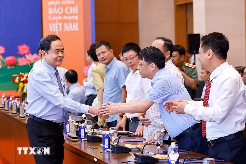 Chủ tịch Quốc hội Trần Thanh Mẫn với lãnh đạo các cơ quan quản lý báo chí và cơ quan báo chí. (Ảnh: Doãn Tấn/TTXVN)