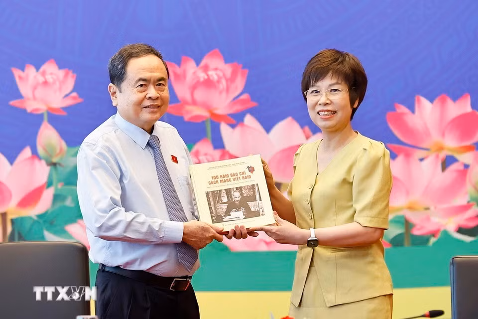 Tổng Giám đốc Thông tấn xã Việt Nam Vũ Việt Trang trân trọng trao tặng Chủ tịch Quốc hội Trần Thanh Mẫn cuốn sách ảnh “100 năm Báo chí Cách mạng Việt Nam (1925-2025)” do Nhà xuất bản Thông tấn biên soạn, xuất bản. (Ảnh: Doãn Tấn/TTXVN)