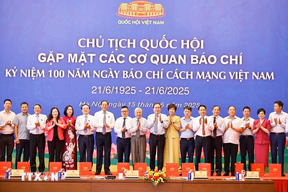 Chủ tịch Quốc hội Trần Thanh Mẫn với lãnh đạo các cơ quan báo chí. (Ảnh: Doãn Tấn/TTXVN)