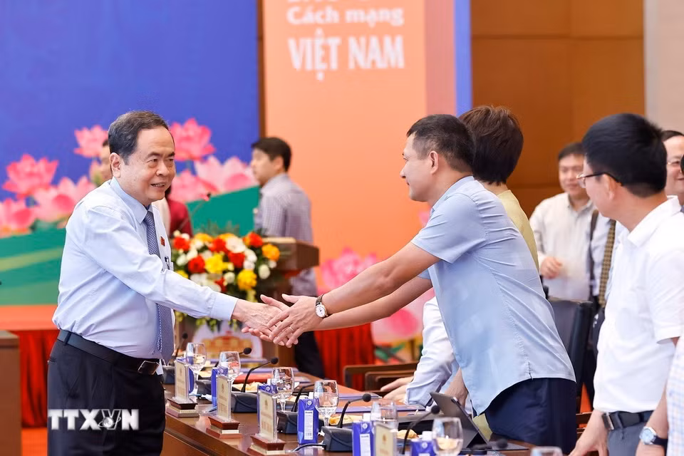 Chủ tịch Quốc hội Trần Thanh Mẫn với lãnh đạo các cơ quan quản lý báo chí và cơ quan báo chí. (Ảnh: Doãn Tấn/TTXVN)