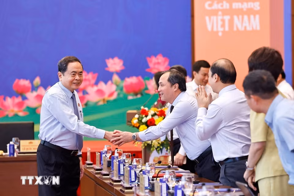 Chủ tịch Quốc hội Trần Thanh Mẫn với lãnh đạo các cơ quan quản lý báo chí và cơ quan báo chí. (Ảnh: Doãn Tấn/TTXVN)