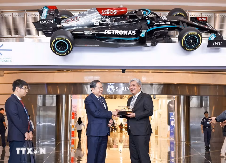 Chủ tịch Quốc hội Trần Thanh Mẫn tặng quà lưu niệm Tập đoàn Petronas. (Ảnh: Doãn Tấn/TTXVN)