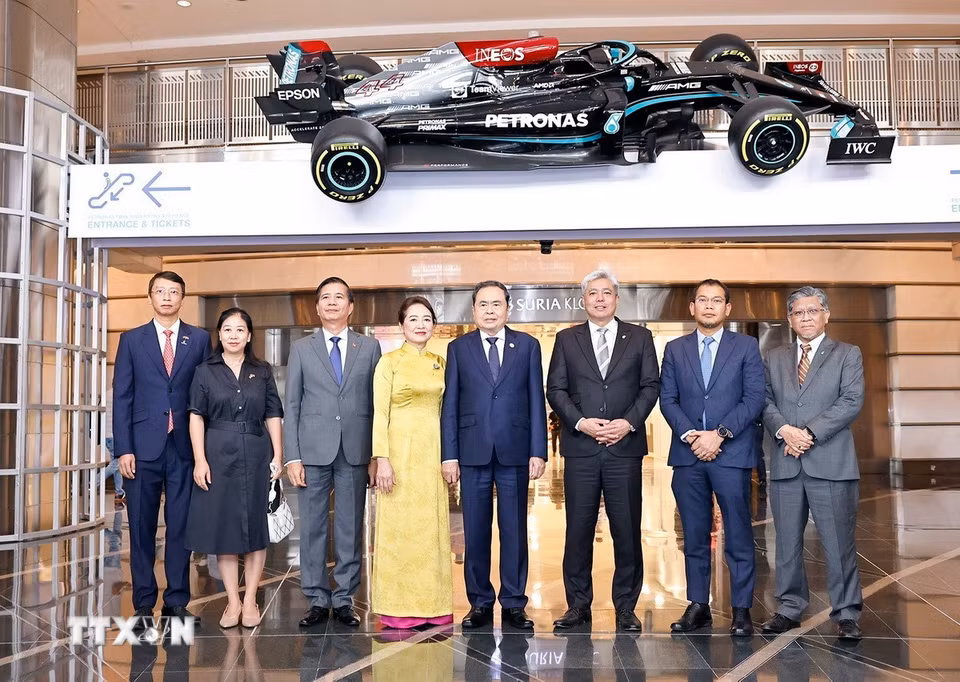Chủ tịch Quốc hội Trần Thanh Mẫn và Phu nhân với lãnh đạo Tập đoàn Petronas. (Ảnh: Doãn Tấn/TTXVN)