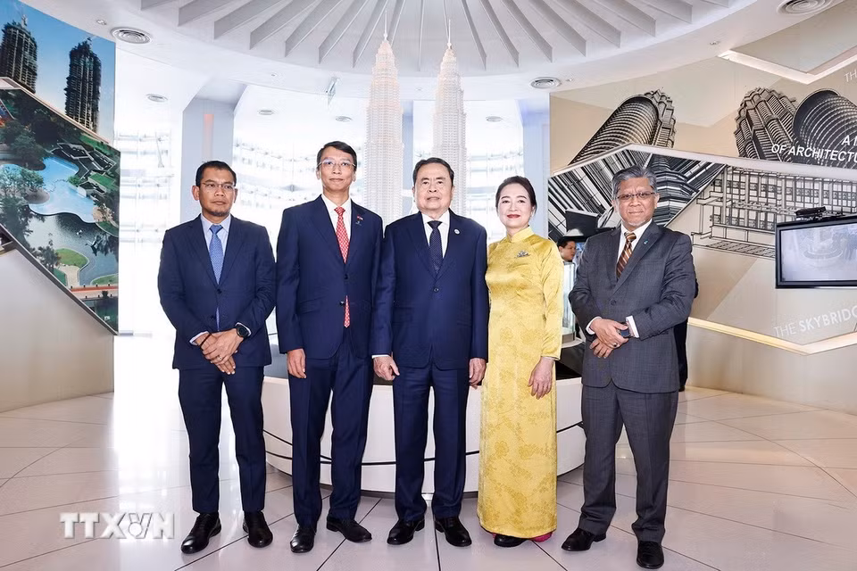 Chủ tịch Quốc hội Trần Thanh Mẫn và Phu nhân thăm Trụ sở và làm việc với Tập đoàn Petronas. (Ảnh: Doãn Tấn/TTXVN)