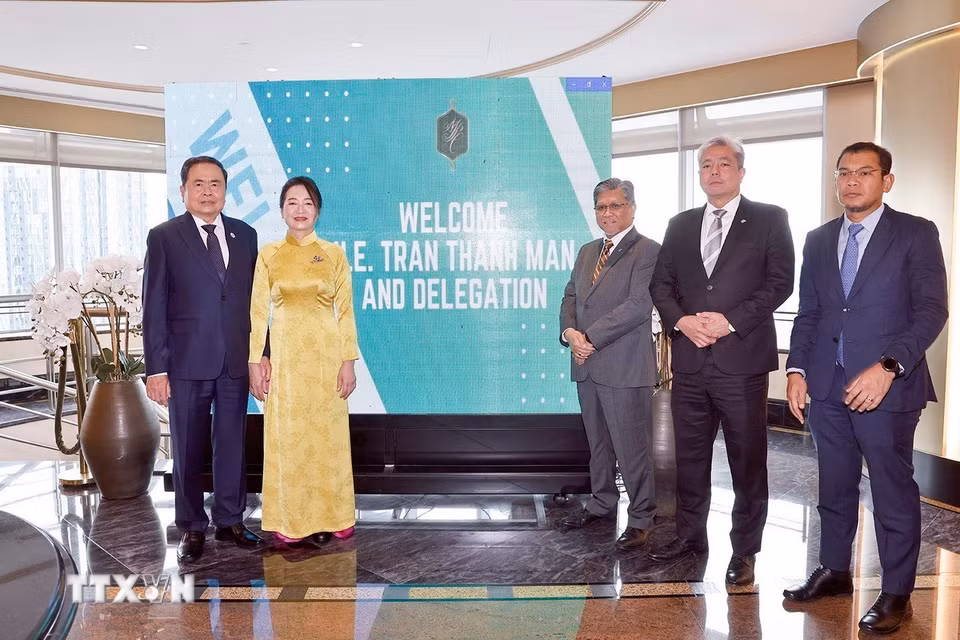 Chủ tịch Quốc hội Trần Thanh Mẫn và Phu nhân thăm Tập đoàn Petronas. (Ảnh: Doãn Tấn/TTXVN)