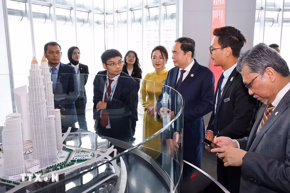Chủ tịch Quốc hội Trần Thanh Mẫn và Phu nhân thăm Tập đoàn Petronas. (Ảnh: Doãn Tấn/TTXVN)