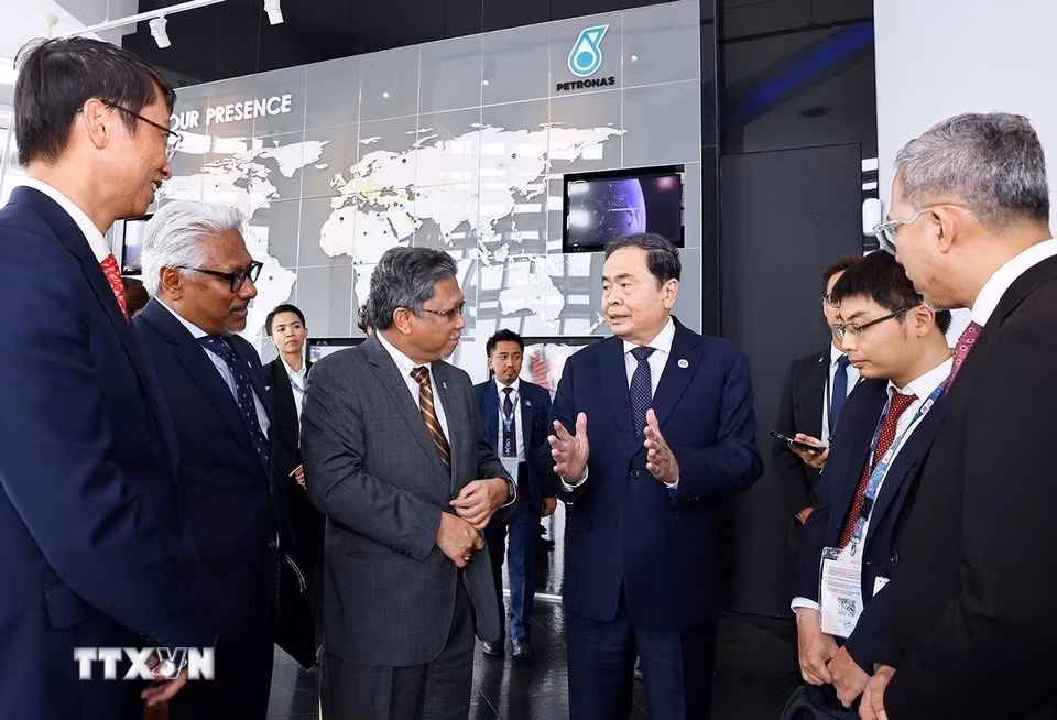 Chủ tịch Quốc hội Trần Thanh Mẫn trao đổi với lãnh đạo Tập đoàn Petronas. (Ảnh: Doãn Tấn/TTXVN)
