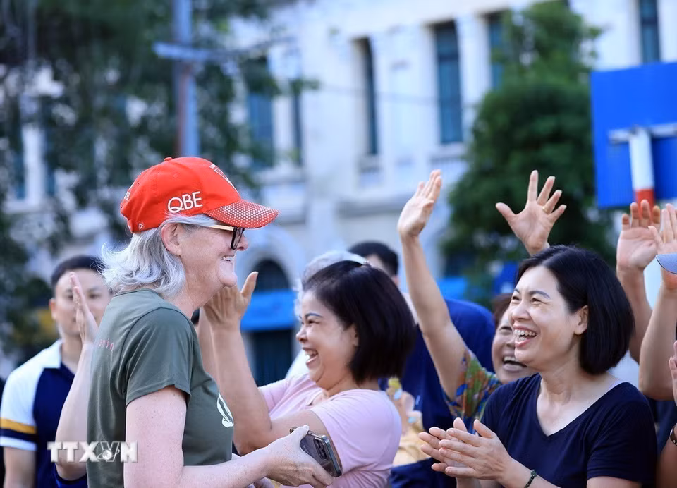 Người dân Hà Nội vui mừng chào đón Toàn quyền Australia Sam Mostyn như gặp người thân. (Ảnh: Tuấn Anh/TTXVN)