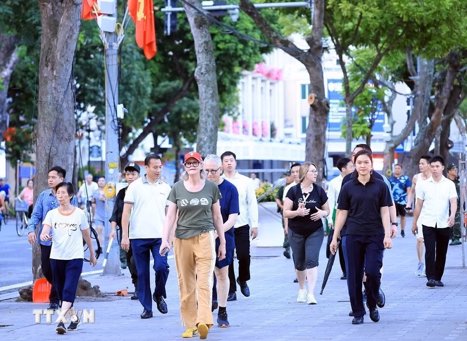 Toàn quyền Australia Sam Mostyn và Phu quân đi dạo quanh hồ Hoàn Kiếm trong buổi sáng mùa Thu Hà Nội bình yên. (Ảnh: Tuấn Anh/TTXVN)