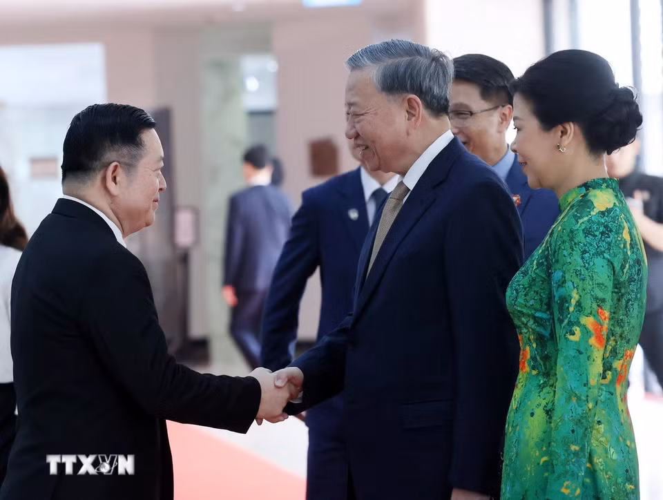 Tổng Thư ký ASEAN Kao Kim Hourn đón Tổng Bí thư Tô Lâm và Phu nhân. (Ảnh: Thống Nhất/TTXVN)