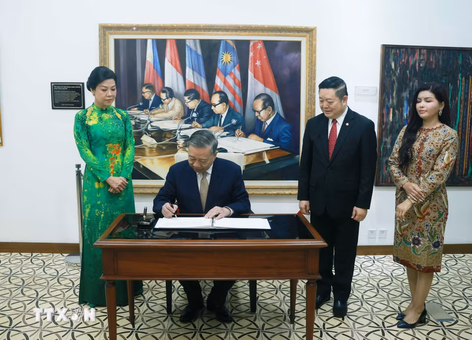 Tổng Bí thư Tô Lâm ghi lưu bút tại Trụ sở Ban Thư ký ASEAN. (Ảnh: Thống Nhất/TTXVN)