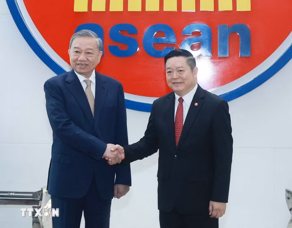 Tổng Bí thư Tô Lâm với Tổng Thư ký ASEAN Kao Kim Hourn tại Trụ sở Ban Thư ký ASEAN. (Ảnh: Thống Nhất/TTXVN)