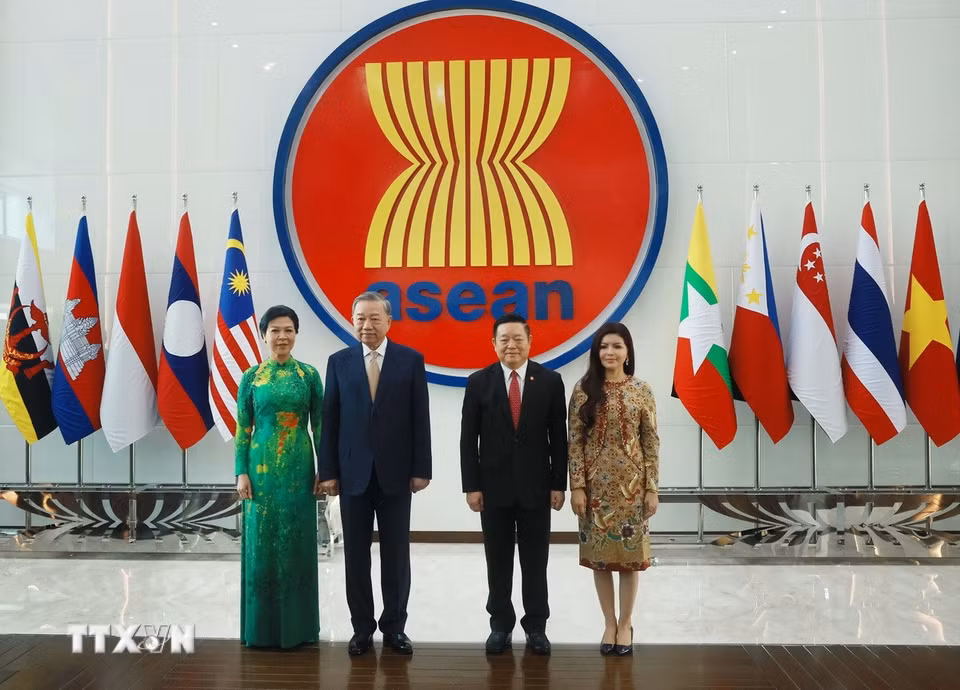 Tổng Bí thư Tô Lâm và Phu nhân cùng Tổng Thư ký ASEAN Kao Kim Hourn và Phu nhân tại Trụ sở Ban Thư ký ASEAN. (Ảnh: Thống Nhất/TTXVN)
