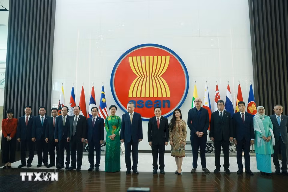 Tổng Bí thư Tô Lâm và Phu nhân cùng Tổng Thư ký ASEAN ASEAN Kao Kim Hourn và Phu nhân với các đại biểu tại Trụ sở Ban Thư ký ASEAN. (Ảnh: Thống Nhất/TTXVN)