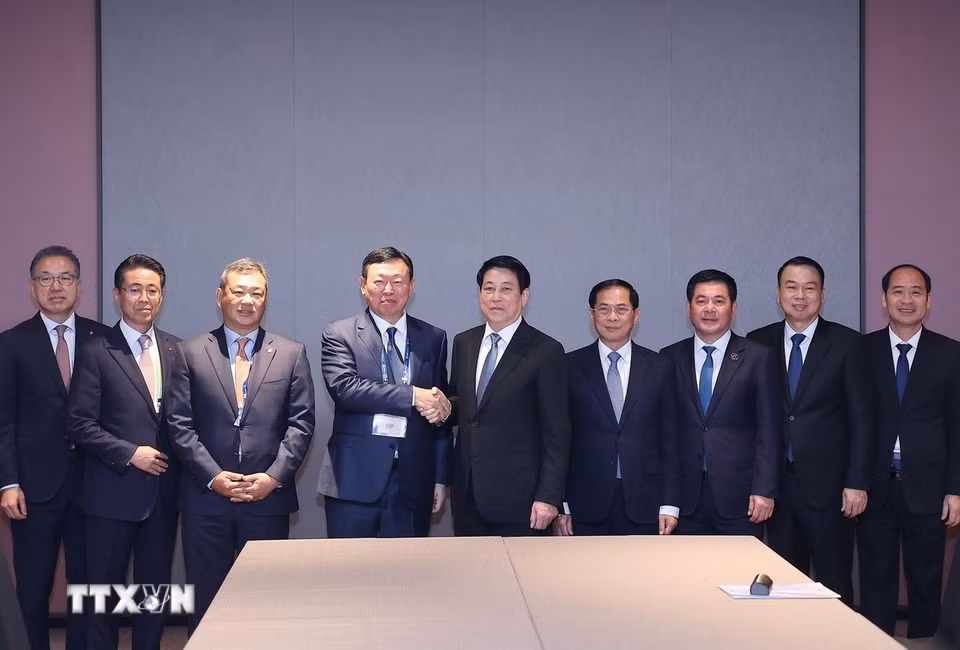 Chủ tịch nước Lương Cường với Chủ tịch Tập đoàn Lotte Shin Dong-bin và các đại biểu. (Ảnh: Lâm Khánh/TTXVN)