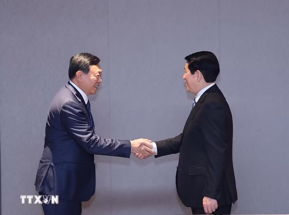 Chủ tịch nước Lương Cường tiếp Chủ tịch Tập đoàn Lotte Shin Dong-bin. (Ảnh: Lâm Khánh/TTXVN)