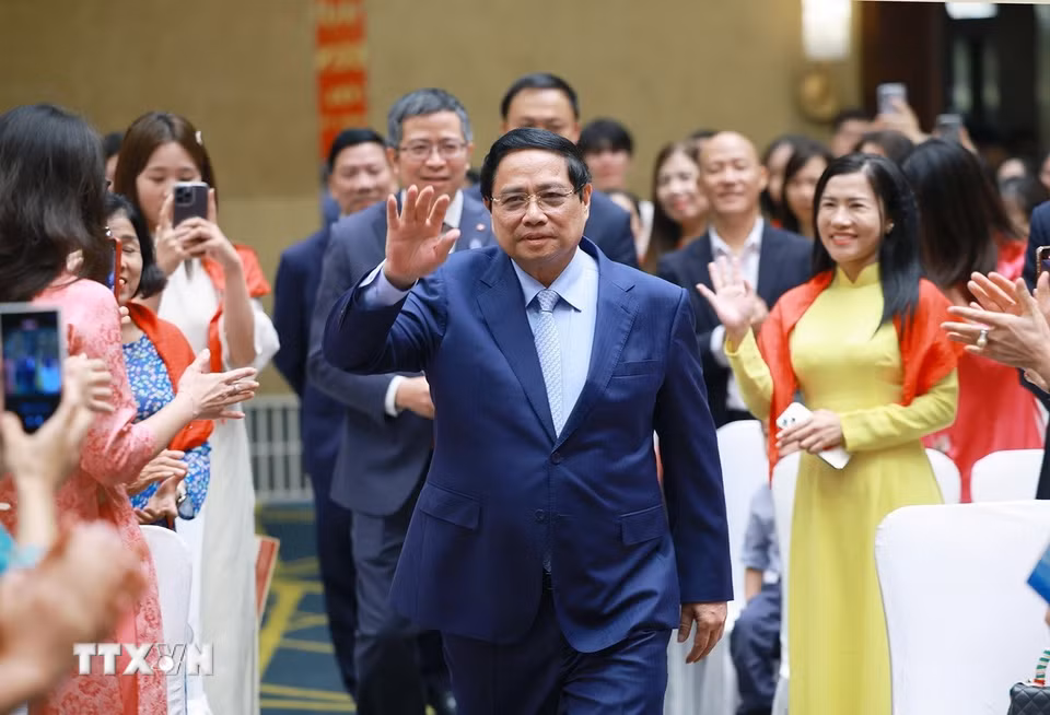 Thủ tướng Phạm Minh Chính gặp cộng đồng người Việt Nam tại Trung Quốc. (Ảnh: Dương Giang/TTXVN)