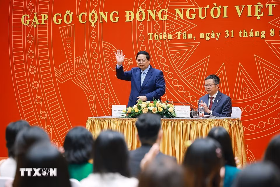 Thủ tướng Phạm Minh Chính gặp cộng đồng người Việt Nam tại Trung Quốc. (Ảnh: Dương Giang/TTXVN)