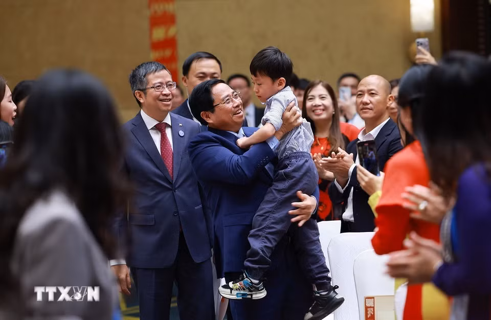 Thủ tướng Phạm Minh Chính với cộng đồng người Việt Nam tại Trung Quốc. (Ảnh: Dương Giang/TTXVN)