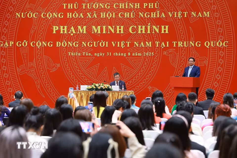 Thủ tướng Phạm Minh Chính chia sẻ với cộng đồng người Việt Nam tại Trung Quốc. (Ảnh: Dương Giang/TTXVN)