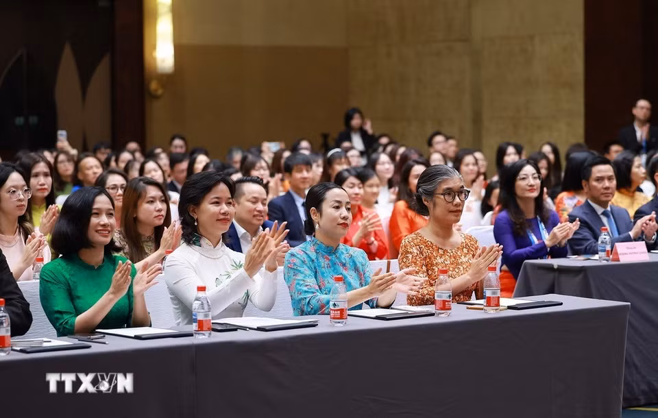 Cộng đồng người Việt Nam tại Trung Quốc tham dự buổi gặp. (Ảnh: Dương Giang/TTXVN)