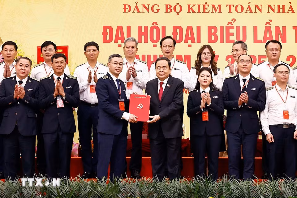 Chủ tịch Quốc hội Trần Thanh Mẫn trao Quyết định cho Bí thư Đảng ủy, Tổng Kiểm toán nhà nước Ngô Văn Tuấn. (Ảnh: Doãn Tấn/TTXVN)