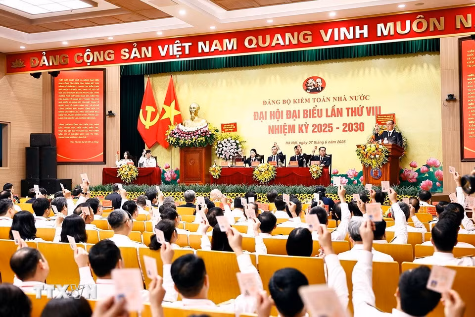 Đoàn Chủ tịch thông qua chương trình đại hội. (Ảnh: Doãn Tấn/TTXVN)