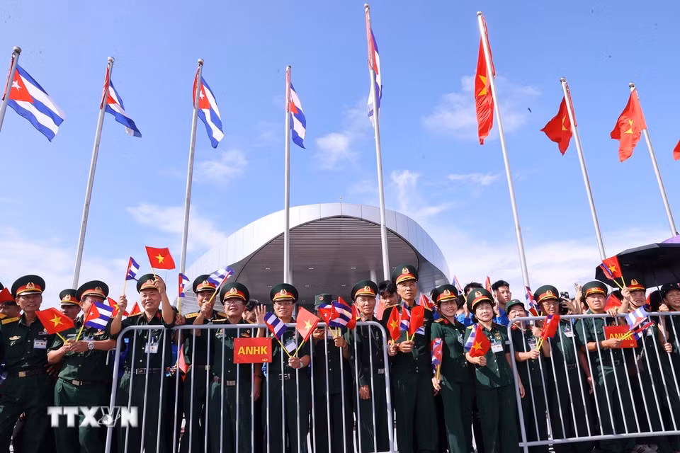 Đông đảo nhân dân Thủ đô Hà Nội đón Bí thư Thứ nhất, Chủ tịch nước Cuba Miguel Díaz-Canel Bermúdez và Phu nhân tại Sân bay quốc tế Nội Bài. (Ảnh: Văn Điệp/TTXVN)