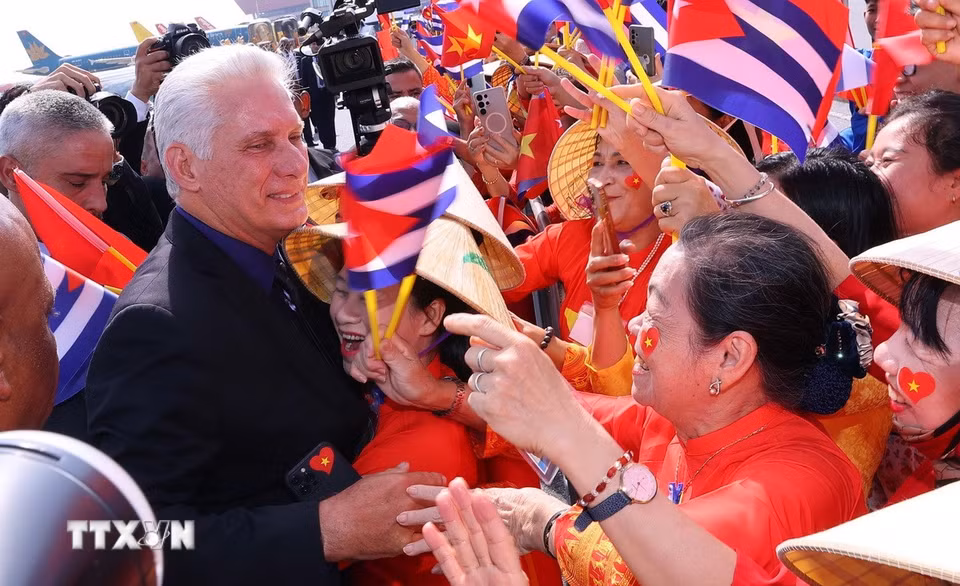 Bí thư Thứ nhất, Chủ tịch nước Cuba Miguel Díaz-Canel Bermúdez giao lưu với đông đảo người dân Thủ đô ra đón tại Sân bay quốc tế Nội Bài, Hà Nội. (Ảnh: Văn Điệp/TTXVN)