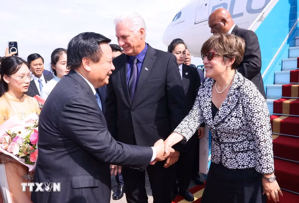 Ông Nguyễn Xuân Thắng, Ủy viên Bộ Chính trị, Giám đốc Học viện Chính trị quốc gia Hồ Chí Minh, Chủ tịch Hội đồng Lý luận Trung ương, đón Bí thư Thứ nhất, Chủ tịch nước Cuba Miguel Díaz-Canel Bermúdez và Phu nhân tại Sân bay quốc tế Nội Bài. (Ảnh: Văn Điệp/TTXVN)