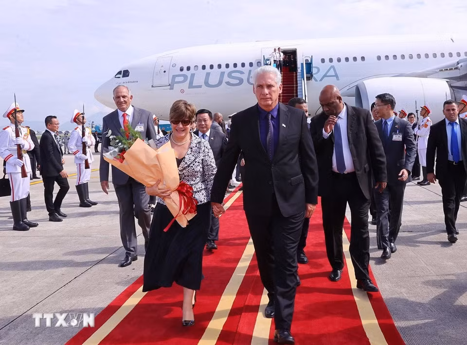 Bí thư Thứ nhất, Chủ tịch nước Cuba Miguel Díaz-Canel Bermúdez và Phu nhân đến Hà Nội, bắt đầu chuyến thăm cấp Nhà nước tới Việt Nam. (Ảnh: Văn Điệp/TTXVN)