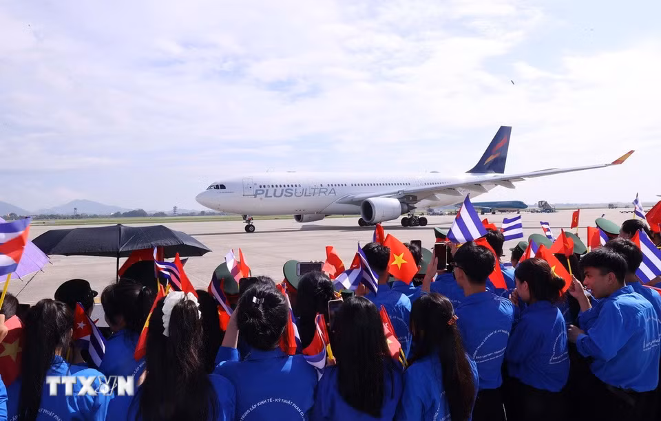 Đông đảo đoàn viên, thanh niên Hà Nội đón Bí thư Thứ nhất, Chủ tịch nước Cuba Miguel Díaz-Canel Bermúdez và Phu nhân tại Sân bay quốc tế Nội Bài. (Ảnh: Văn Điệp/TTXVN)