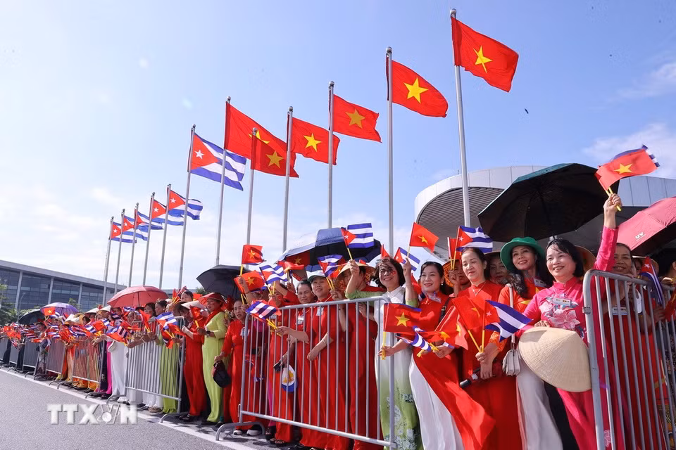 Đông đảo nhân dân Thủ đô Hà Nội đón Bí thư Thứ nhất, Chủ tịch nước Cuba Miguel Díaz-Canel Bermúdez và Phu nhân tại Sân bay quốc tế Nội Bài. (Ảnh: Văn Điệp/TTXVN)