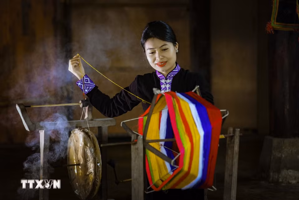 Chị Lò Thị Tiển Oanh, phường Nam Thanh, thành phố Điện Biên Phủ kéo sợi để dệt khăn Piêu. (Ảnh: Xuân Tư/TTXVN)