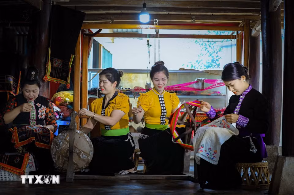 Những phụ nữ dân tộc Thái thêu trang phục dân tộc. (Ảnh: Xuân Tư/TTXVN)