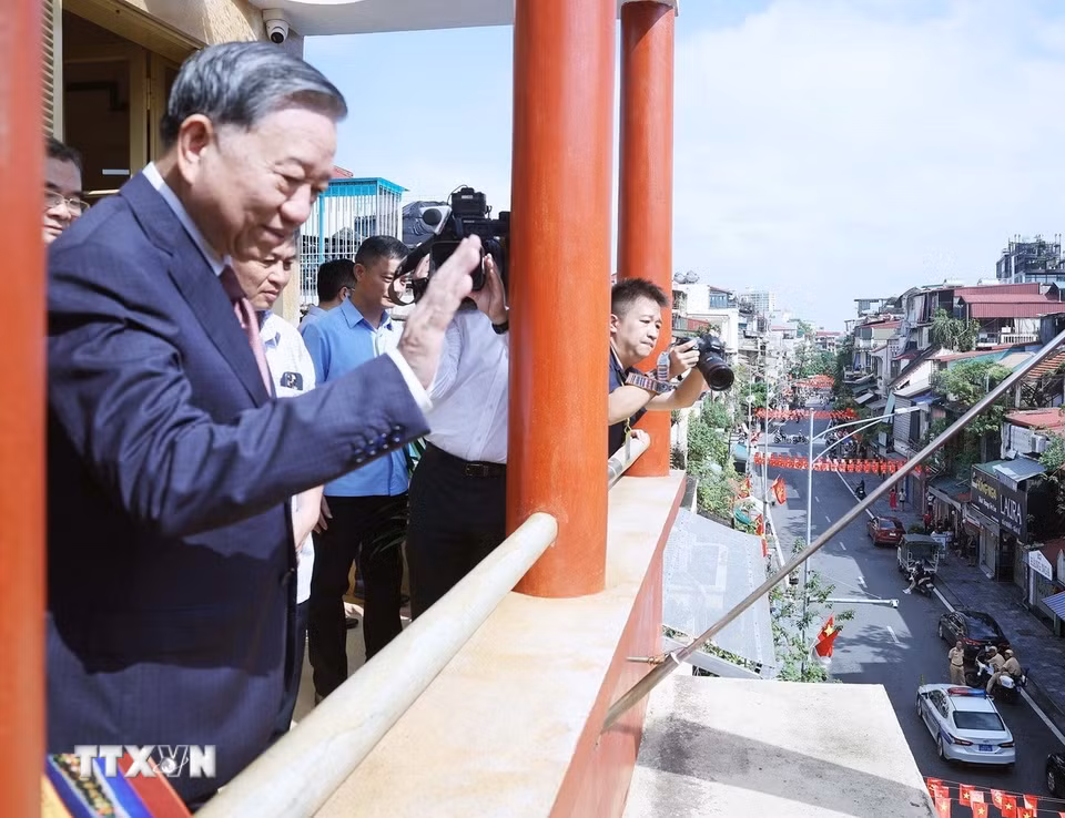 Tổng Bí thư Tô Lâm vẫy chào nhân dân. (Ảnh: Thống Nhất/TTXVN)