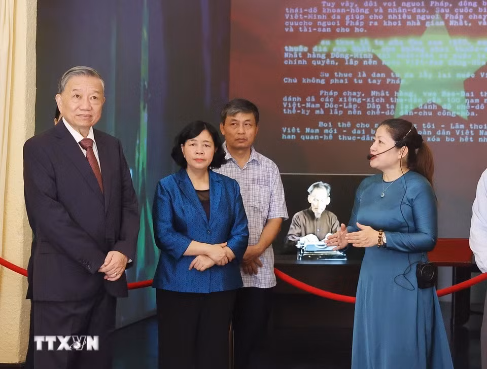 Tổng Bí thư Tô Lâm thăm di tích nhà số 48 Hàng Ngang. (Ảnh: Thống Nhất/TTXVN)