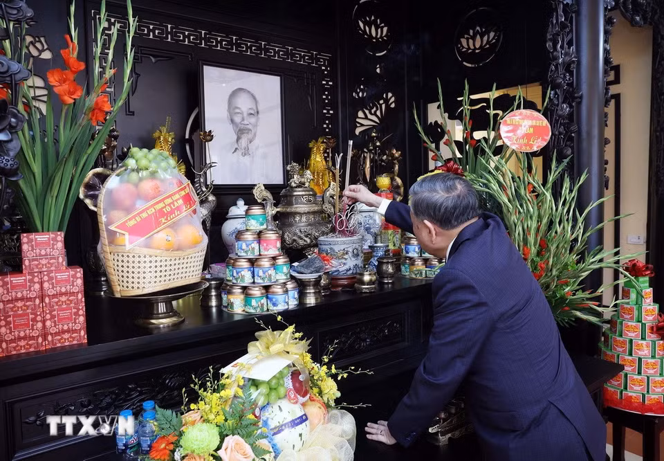 Tổng Bí thư Tô Lâm dâng hương Chủ tịch Hồ Chí Minh. (Ảnh: Thống Nhất/TTXVN)