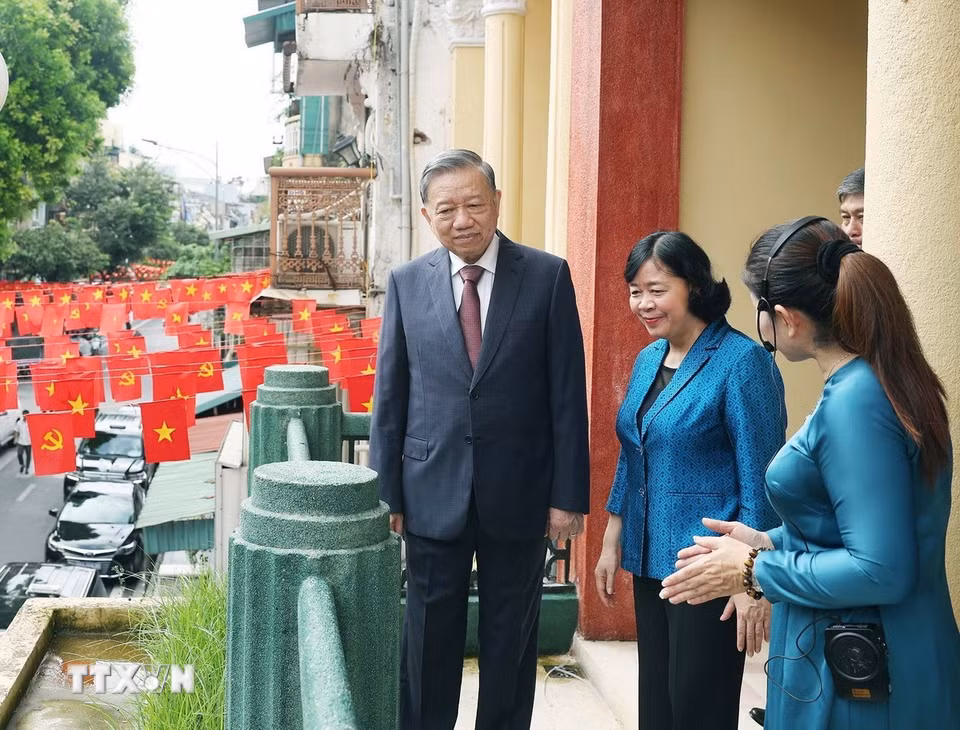 Tổng Bí thư Tô Lâm thăm di tích nhà số 48 Hàng Ngang. (Ảnh: Thống Nhất/TTXVN)