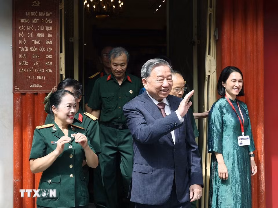 Tổng Bí thư Tô Lâm vẫy chào nhân dân. (Ảnh: Thống Nhất/TTXVN)