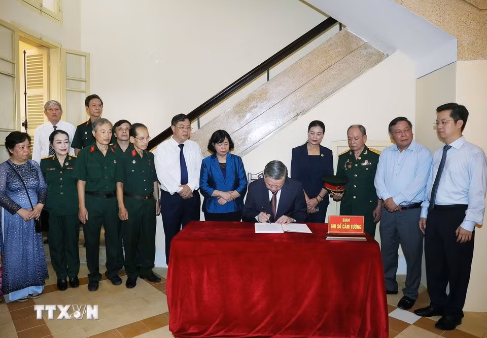 Tổng Bí thư Tô Lâm viết sổ lưu niệm tại Di tích Nhà số 48 Hàng Ngang. (Ảnh: Thống Nhất/TTXVN)