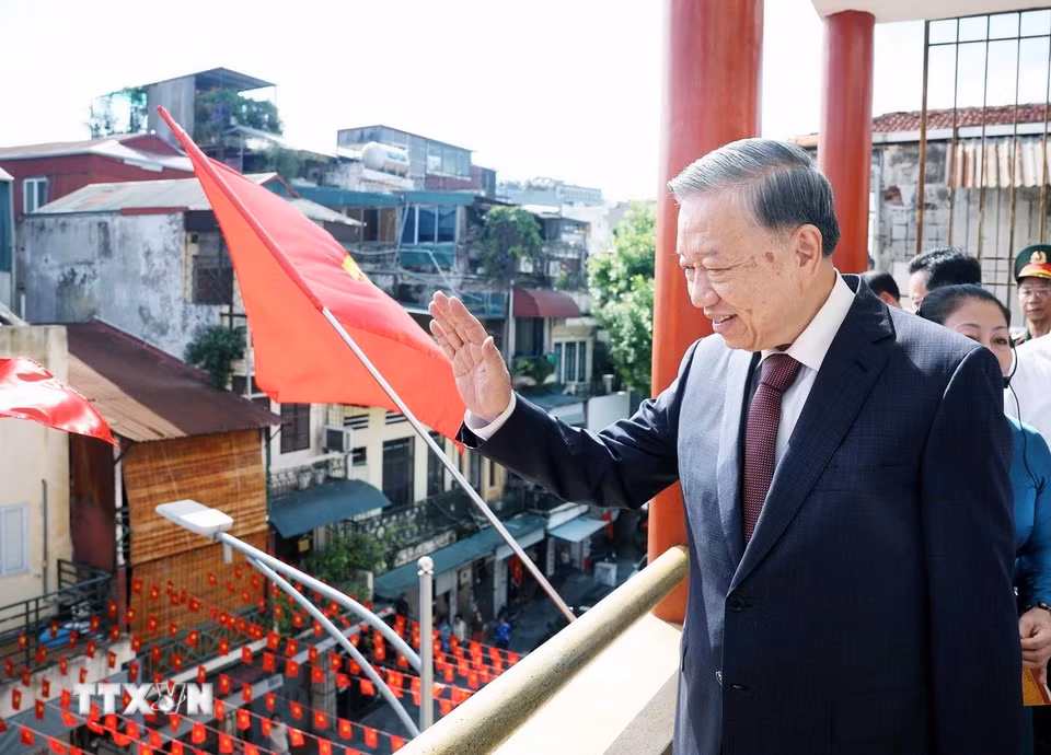 Tổng Bí thư Tô Lâm vẫy chào nhân dân. (Ảnh: Thống Nhất/TTXVN)