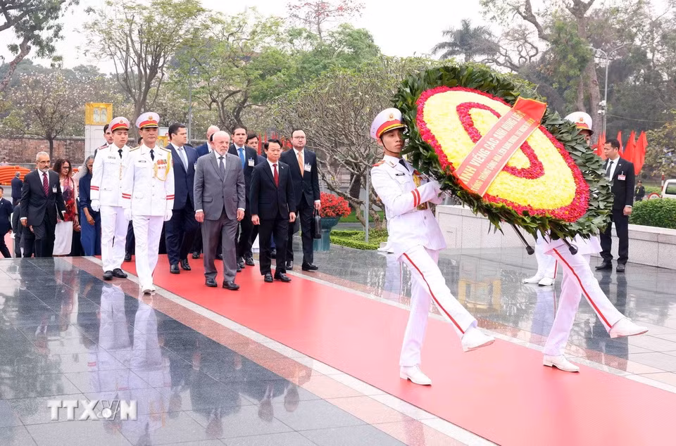 Tổng thống nước Cộng hòa Liên bang Brazil Luiz Inácio Lula da Silva đến đặt vòng hoa tại Đài tưởng niệm các Anh hùng liệt sỹ. (Ảnh: Phạm Kiên/TTXVN)