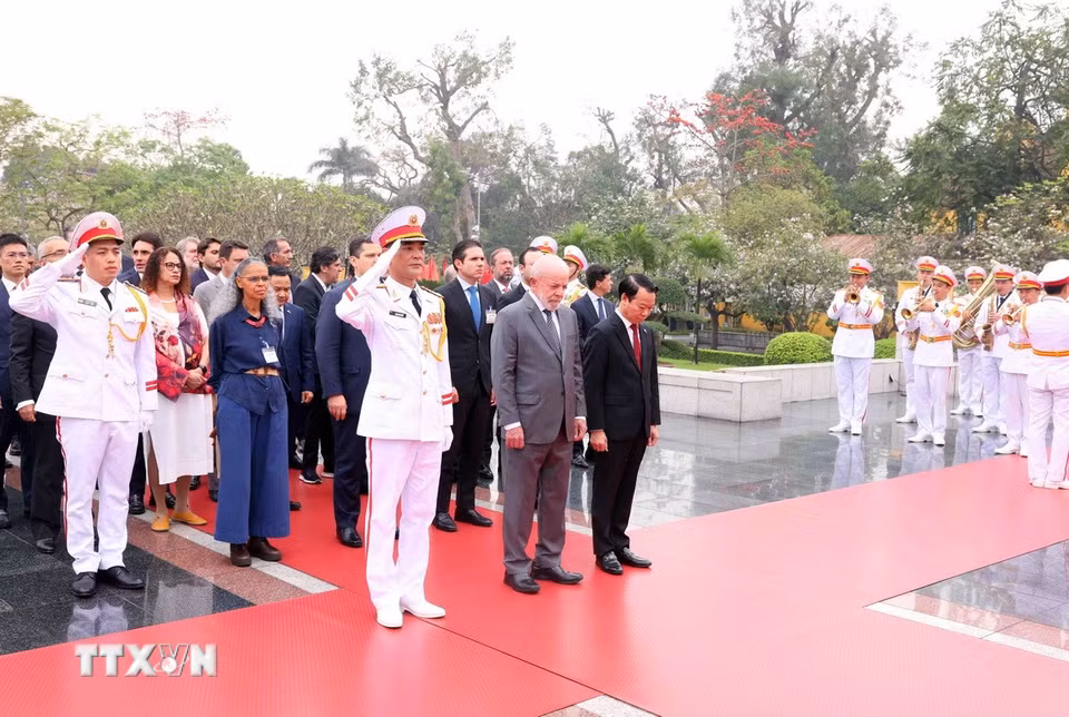 Tổng thống nước Cộng hòa Liên bang Brazil Luiz Inácio Lula da Silva đến đặt vòng hoa tại Đài tưởng niệm các Anh hùng liệt sỹ. (Ảnh: Phạm Kiê/ TTXVN)