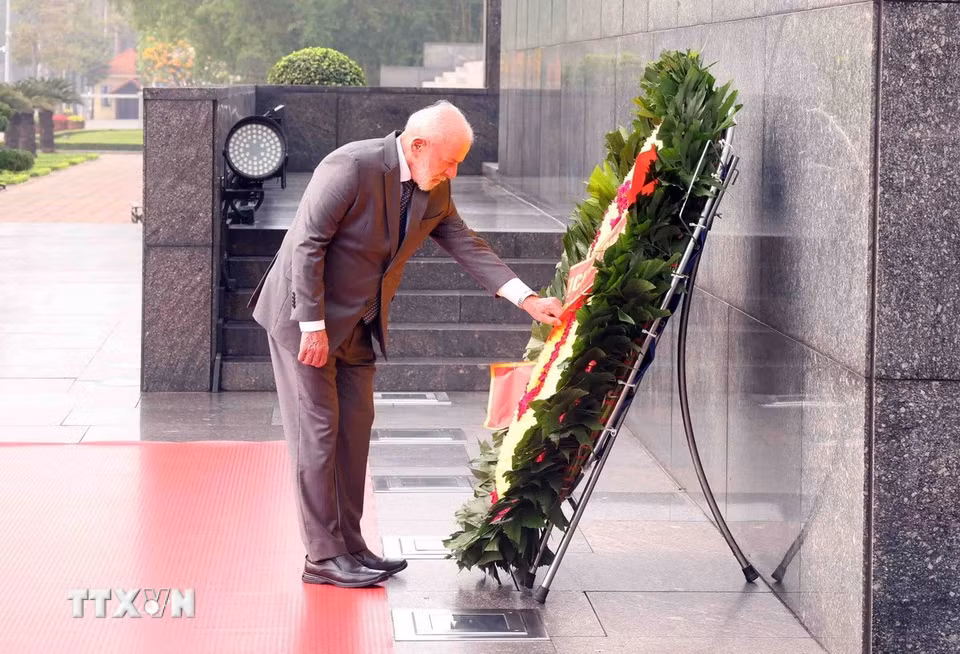 Tổng thống nước Cộng hòa Liên bang Brazil Luiz Inácio Lula da Silva đến đặt vòng hoa và vào Lăng viếng Chủ tịch Hồ Chí Minh. (Ảnh: Phạm Kiên/TTXVN)