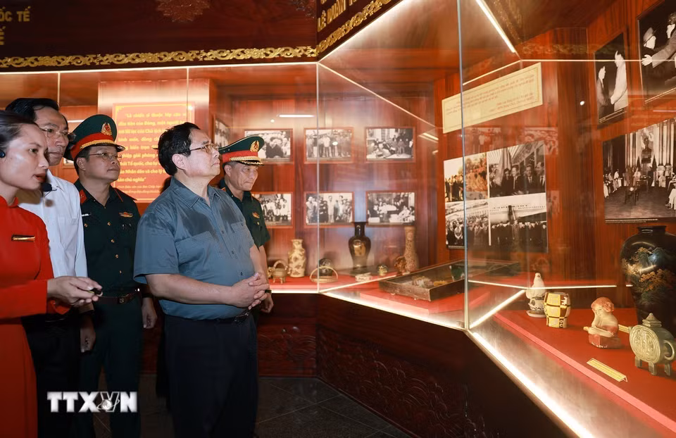 Thủ tướng Phạm Minh Chính xem trưng bày ảnh và hiện vật về cố Tổng Bí thư Lê Duẩn. (Ảnh: Dương Giang/TTXVN)