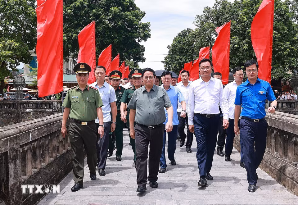 Thủ tướng Phạm Minh Chính đến dâng hương, dâng hoa tưởng niệm các Anh hùng liệt sỹ tại Di tích quốc gia đặc biệt Thành cổ Quảng Trị. (Ảnh: Dương Giang/TTXVN)
