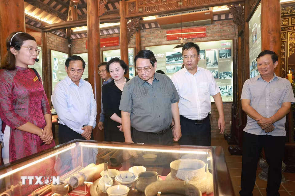 Thủ tướng Phạm Minh Chính xem trưng bày hình ảnh và hiện vật và tư liệu về Đại tướng Nguyễn Chí Thanh ở thành phố Huế. (Ảnh: Dương Giang/TTXVN)