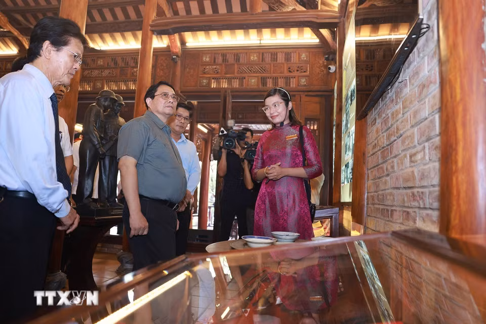 Thủ tướng Phạm Minh Chính xem trưng bày hình ảnh và hiện vật và tư liệu về Đại tướng Nguyễn Chí Thanh ở thành phố Huế. (Ảnh: Dương Giang/TTXVN)